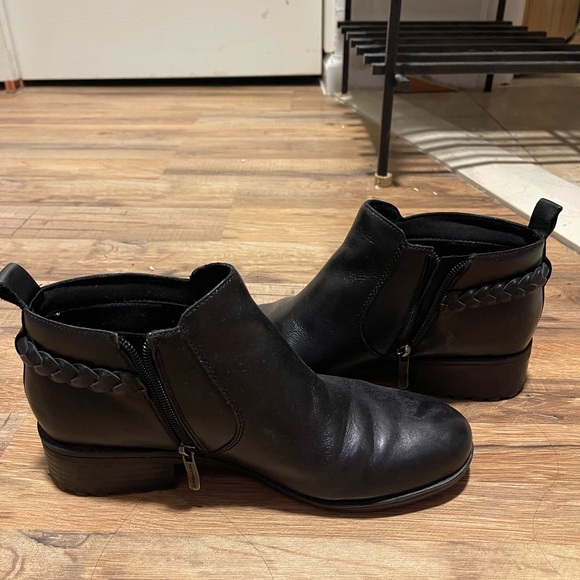 Booths - Picture 6 of 6